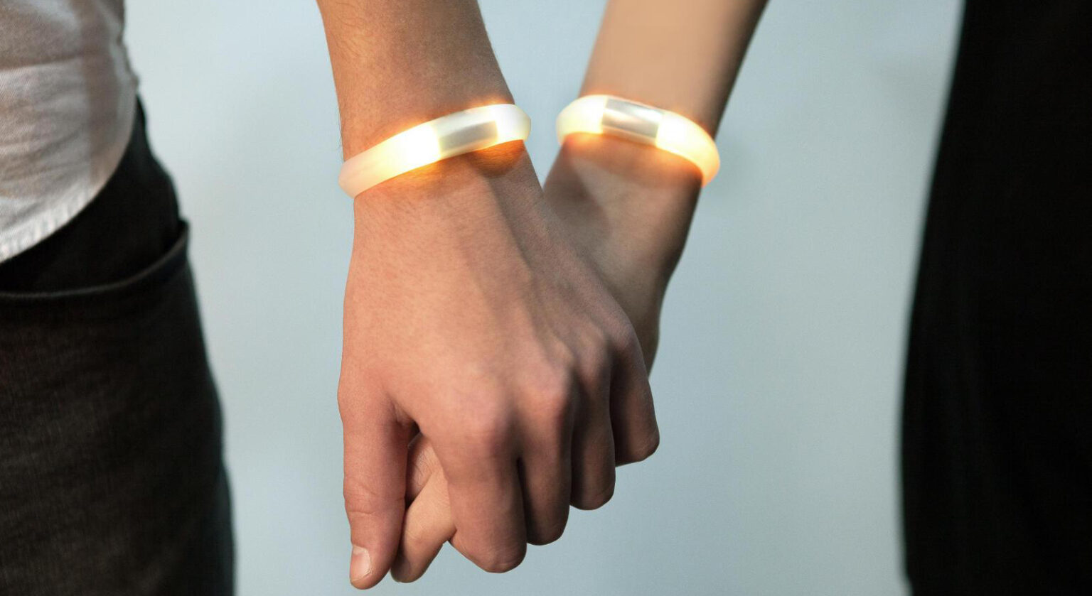 EMBRACE + - Informacyjna bransoleta do smartphone