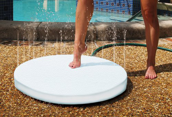 Nietypowy prysznic basenowy – z dołu do góry Nietypowy prysznic basenowy - z dołu do góry