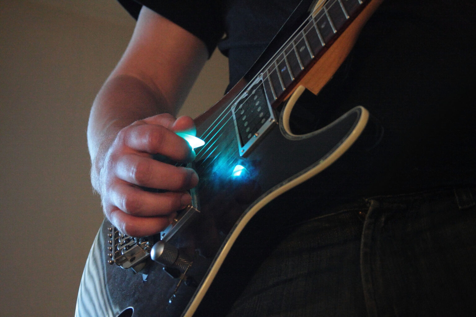 Firefly Pick - kolory muzyki, LED'owe kostki go gry na gitarze