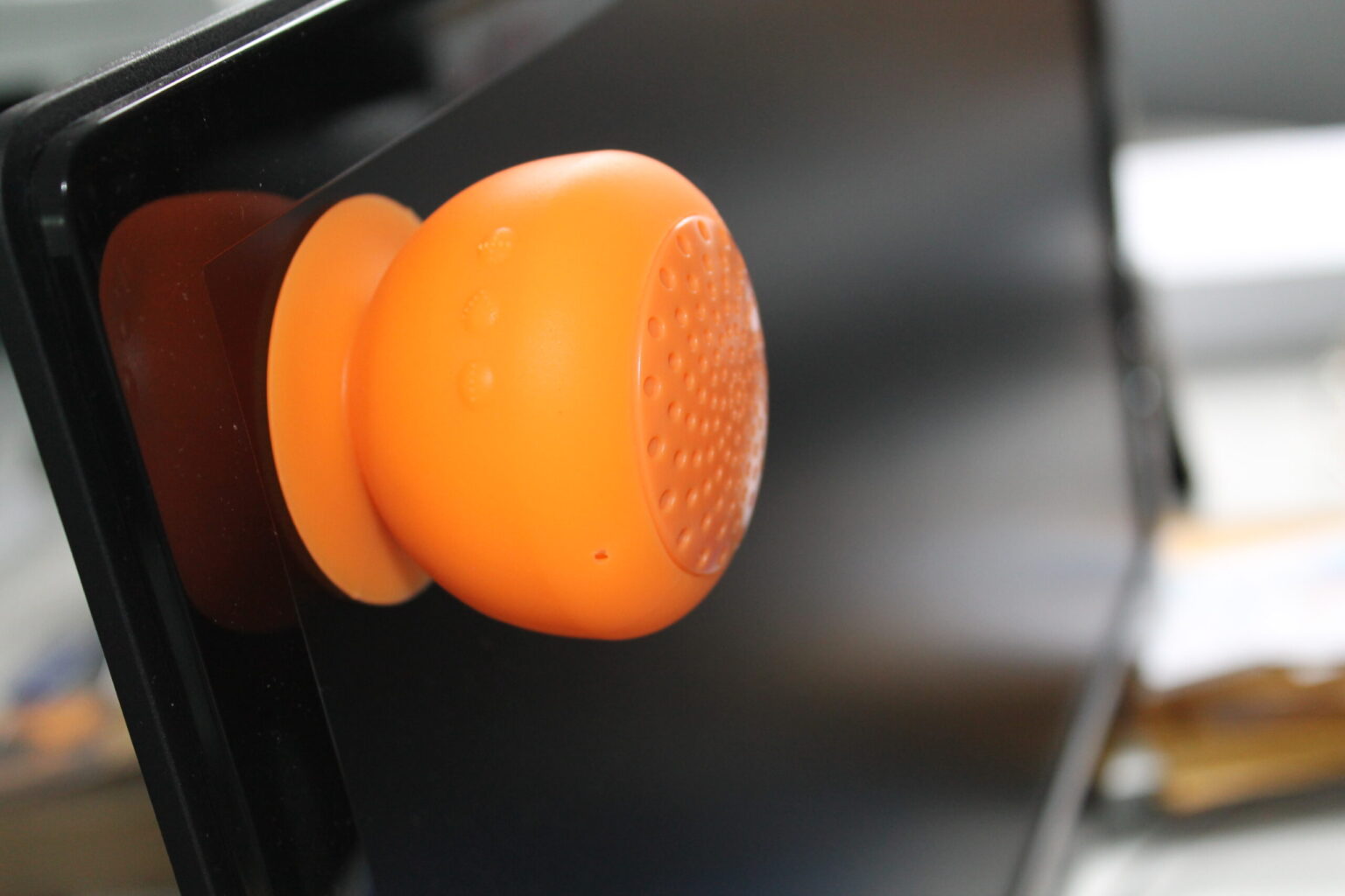 Rebel Speaker - wodoodporny głośnik i zestaw głośnomówiący w jednym urządzeniu