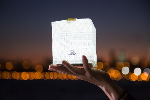  SolarPuff – lampka solarna z przesłaniem