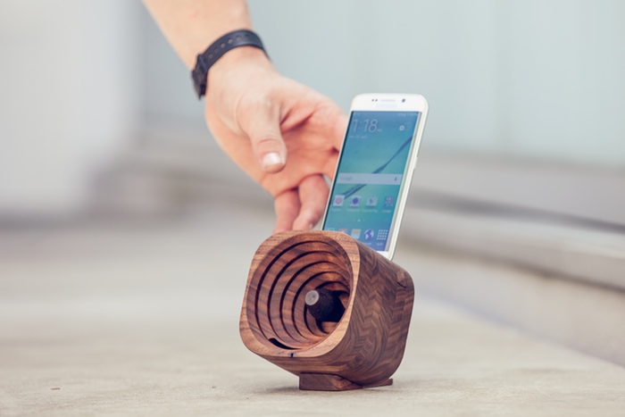 Trobla – drewniany wzmacniacz do iPhone’a
