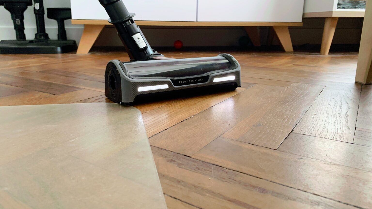 Kup odkurzacz RH1 lub RH2 marki EZVIZ. Wraz z zakupem dostaniesz prezent