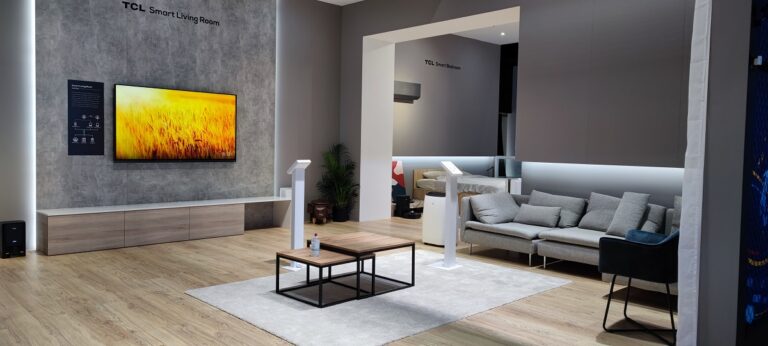 salon, pokój dzienny z telewizorem, telewizor na ścianie