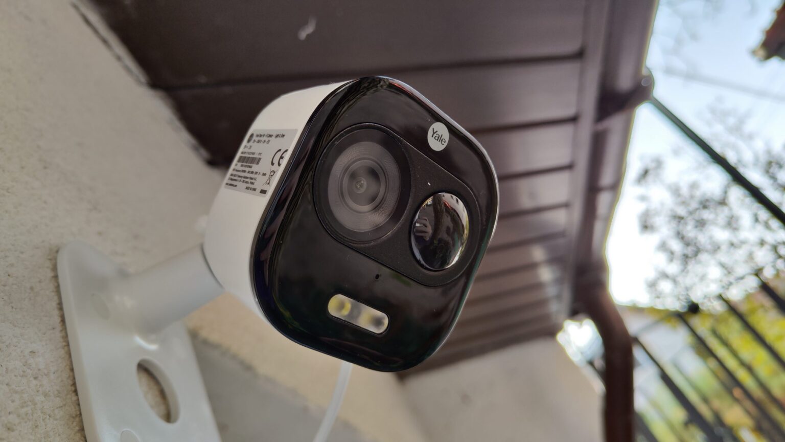 Kurier u drzwi, a Ciebie nie ma w domu? Kamera zewnętrzna może Ci pomóc Kamera zewnętrzna monitoring wideo ochrona