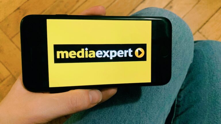 Telefon z wyświetlonym logo Media Expert.