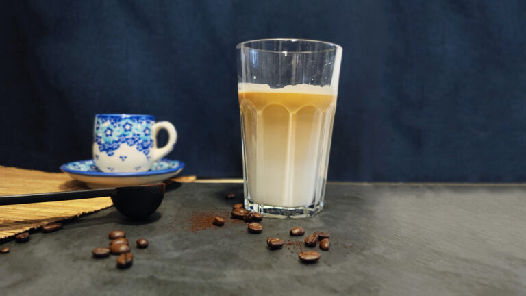 kawa mleczna latte szklanka z kawą