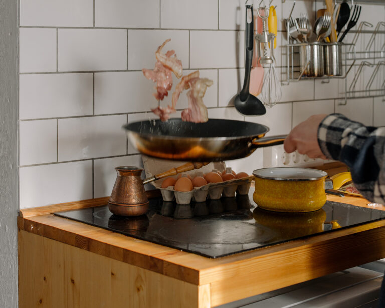 Czy powinieneś kupić płytę indukcyjną? kuchnia płyta elektryczna gazowa indukcyjna blat kuchenny gotowanie smażenie ikona