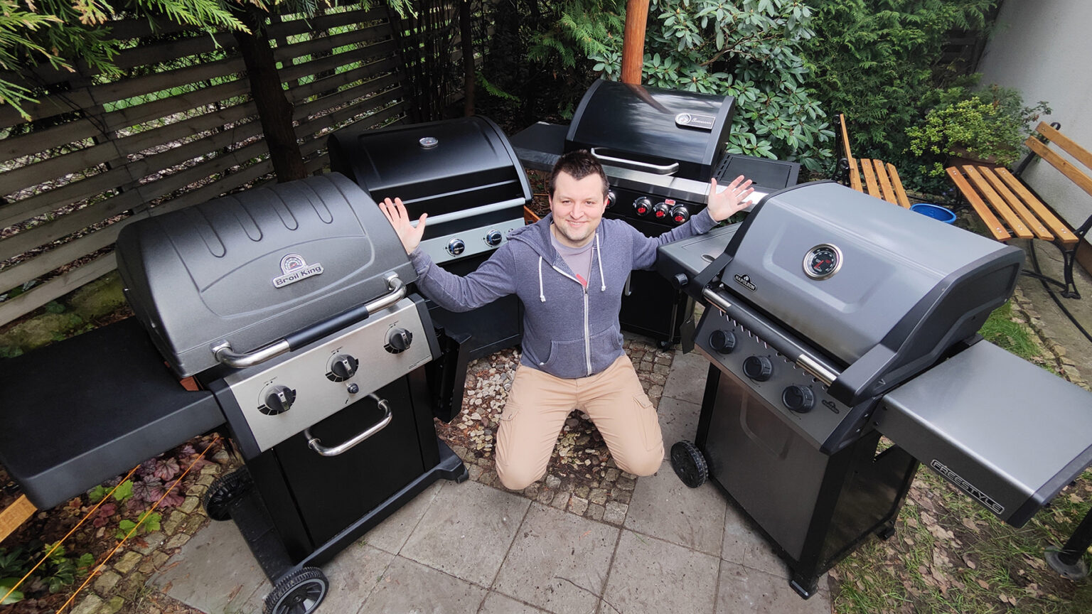 Grill gazowy do 3000 złotych? Testuję 4 modele od BroilKing, Campingaz, Landmann i Napoleon test czterech grilli gazowych, grille gazowe, Broilking, Campingaz, Landman, Napoleon, człowiek, grillowanie