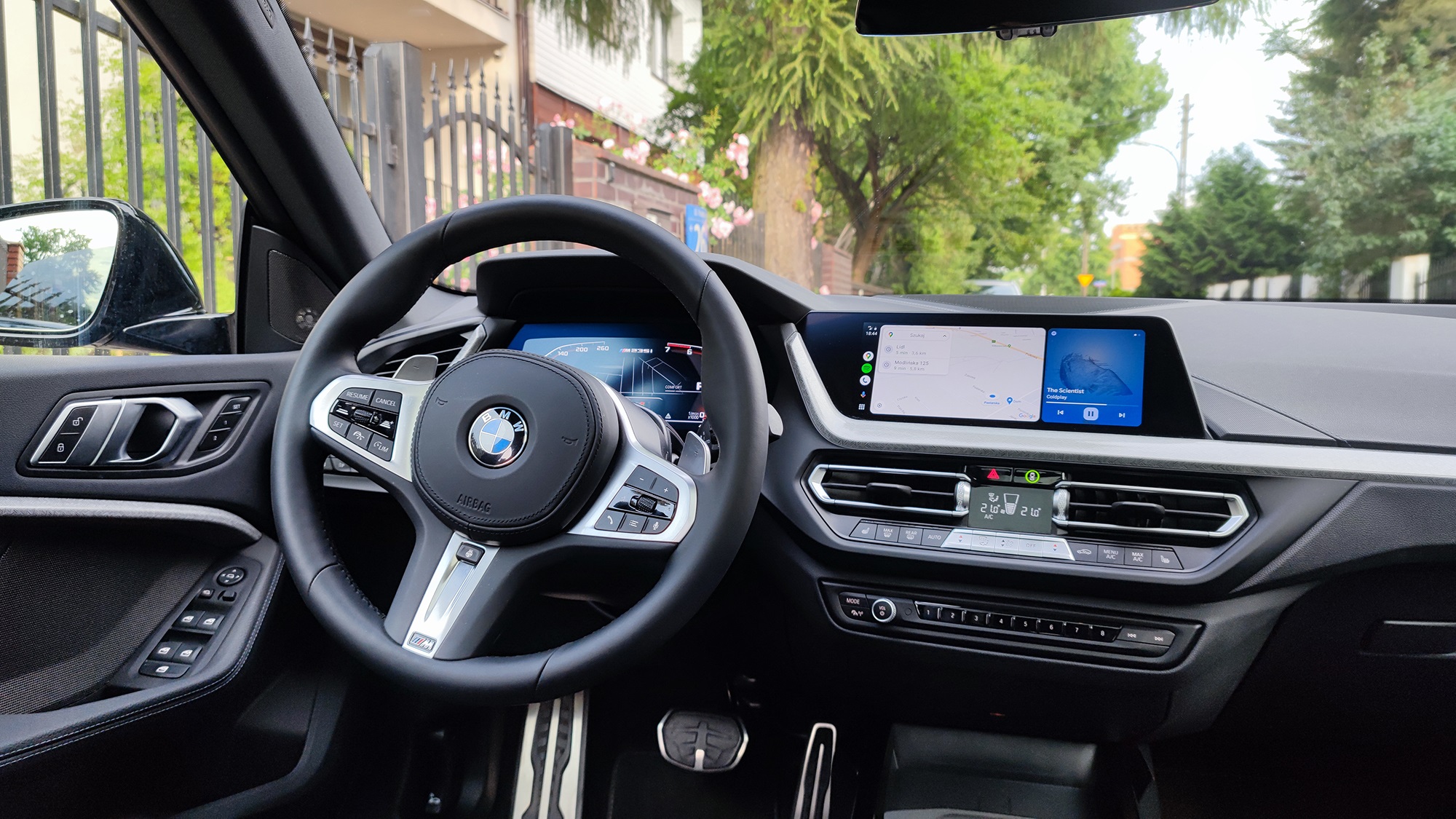 Przetestowałem najtańsze BMW M. Jak sprawdza się coupe z podejrzanie długą nazwą? BMW M235i xD Gran Coupé wnętrze