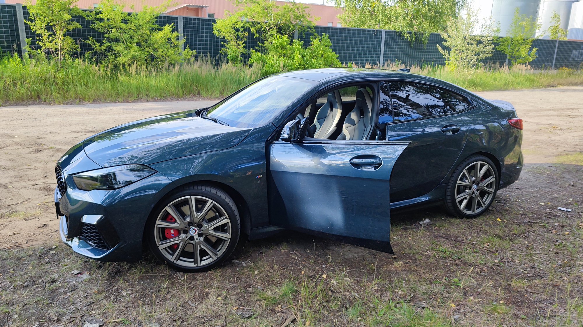 Przetestowałem najtańsze BMW M. Jak sprawdza się coupe z podejrzanie długą nazwą? BMW M235i xD Gran Coupé drzwi