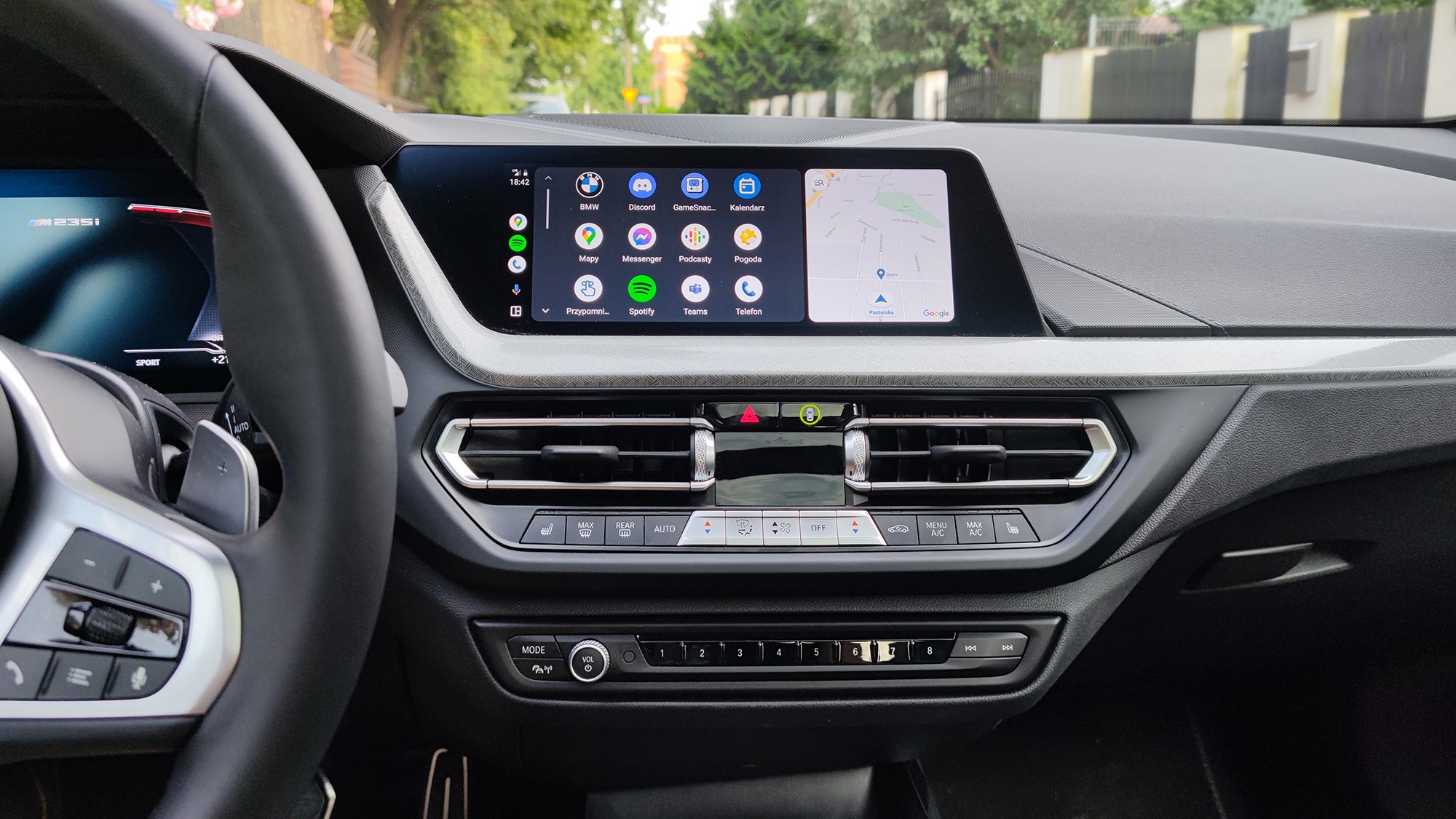 Przetestowałem najtańsze BMW M. Jak sprawdza się coupe z podejrzanie długą nazwą? BMW M235i xD Gran Coupé wnętrze