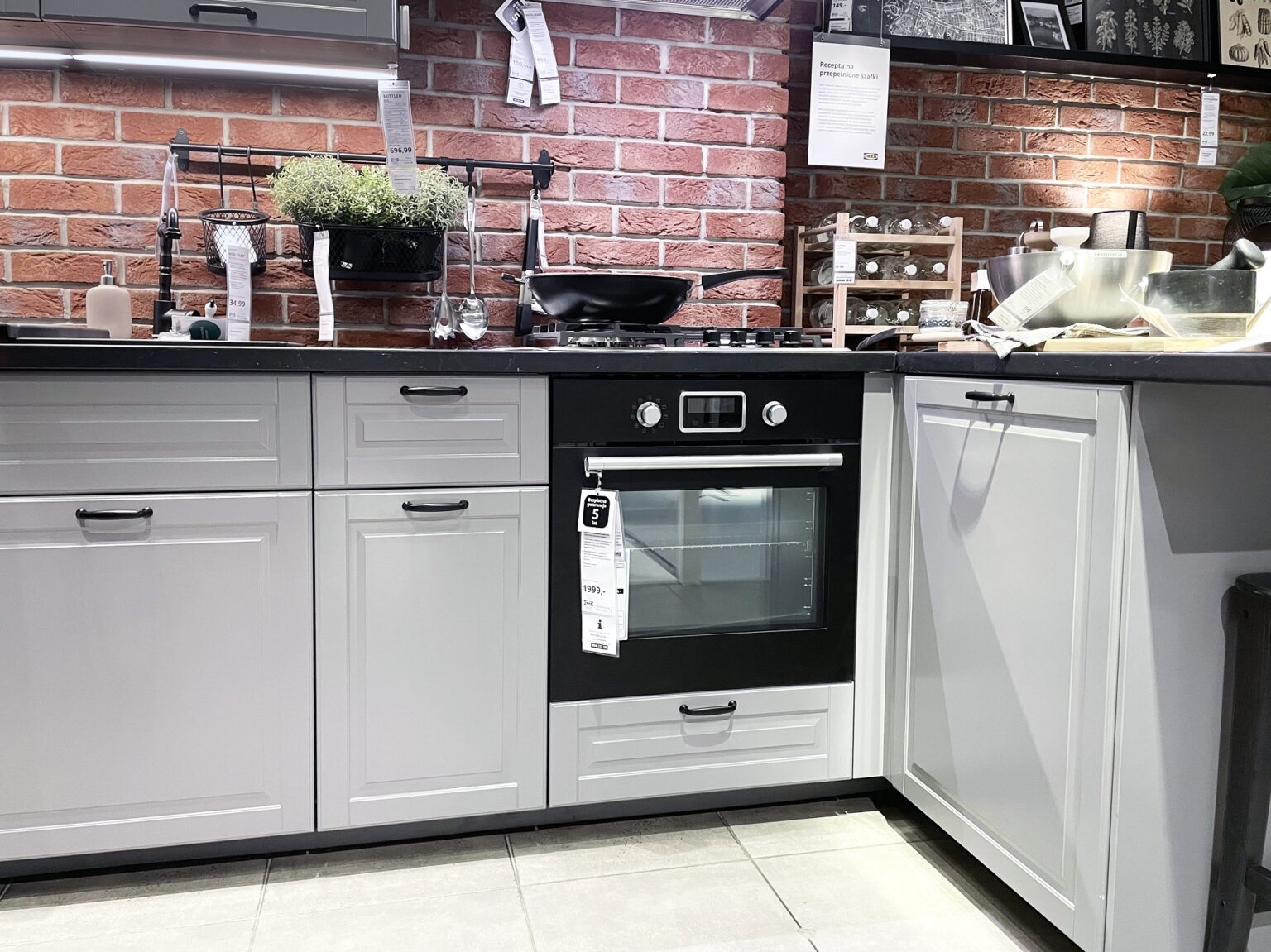 Jaka szafka pod płytę grzewczą? Przeczytaj, zanim ją kupisz Kuchnia Ikea; piekarnik w zabudowie IKEA AGD