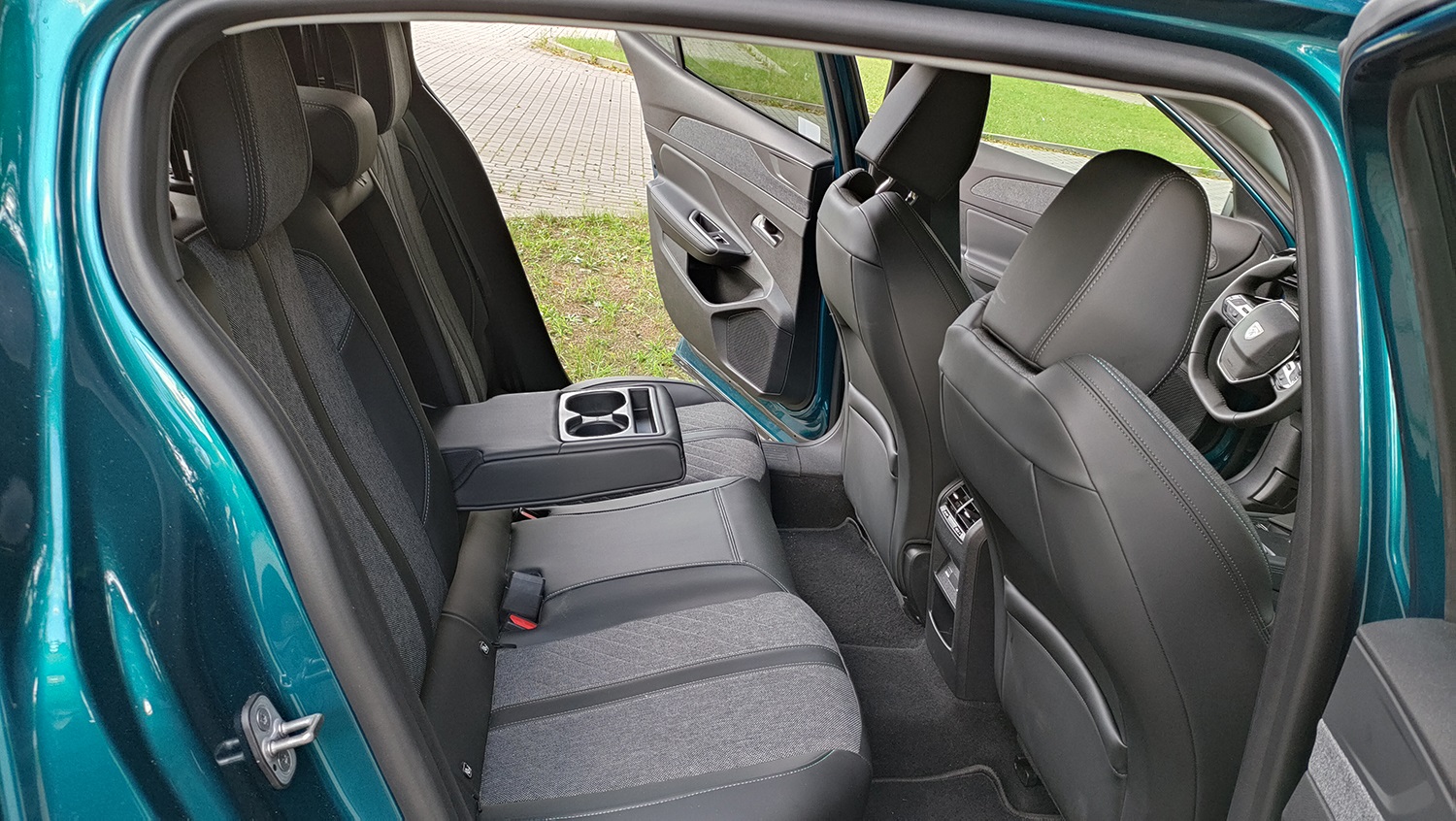 Peugeot 408 tylna kanapa