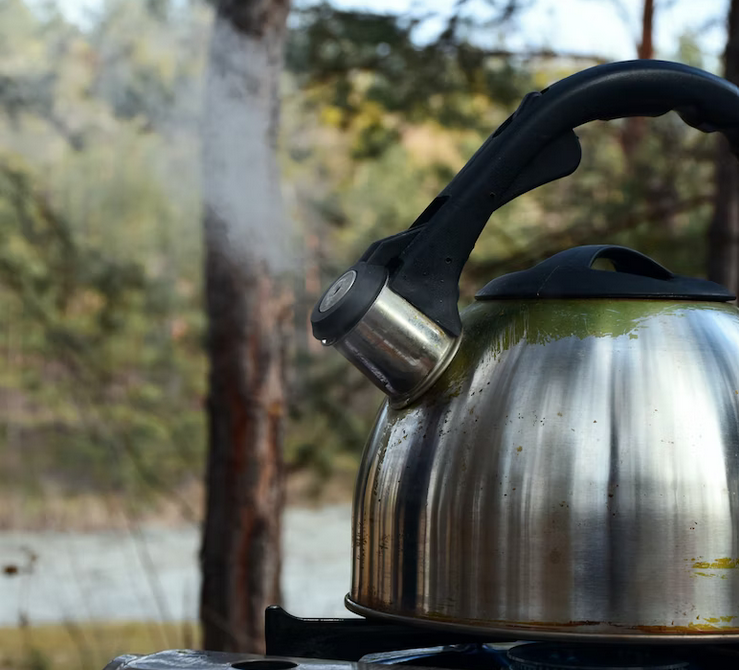 Gotowanie wody w czajniku elektrycznym czy na gazie – co jest tańsze? czajnik na gaz