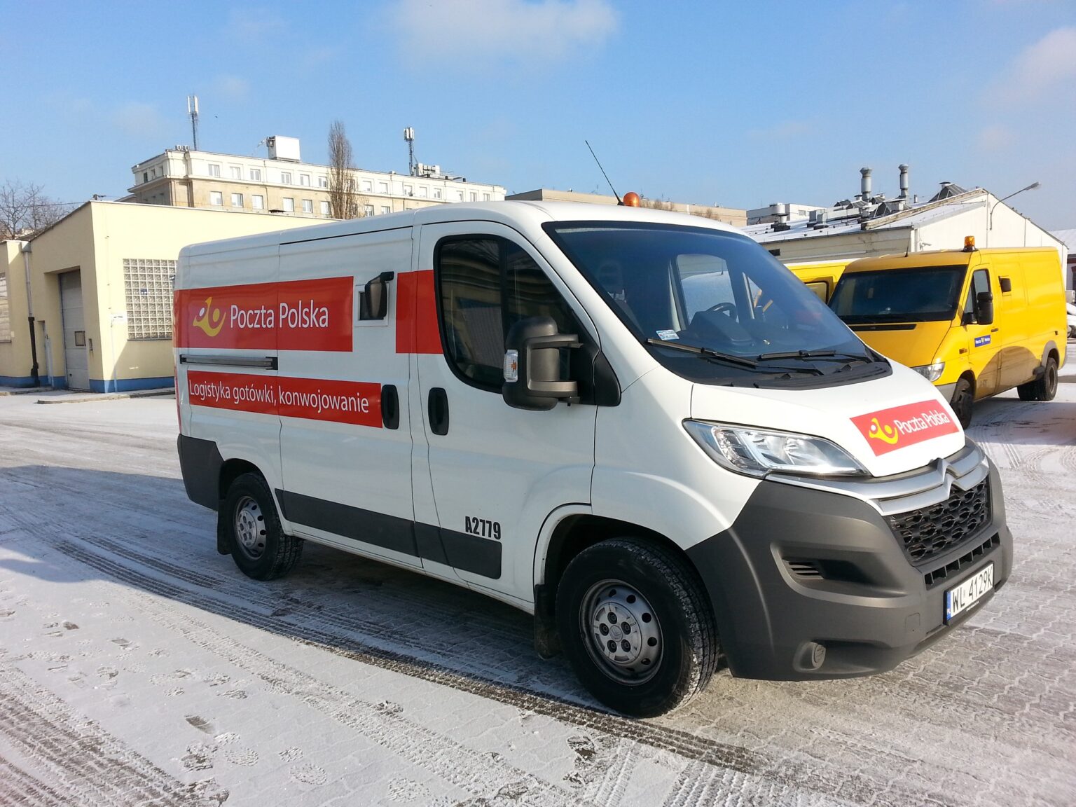 Jak Poczta Polska pracuje w weekendy? Weryfikujemy działanie placówek i usługi Pocztex Auto kurierskie poczty polskiej