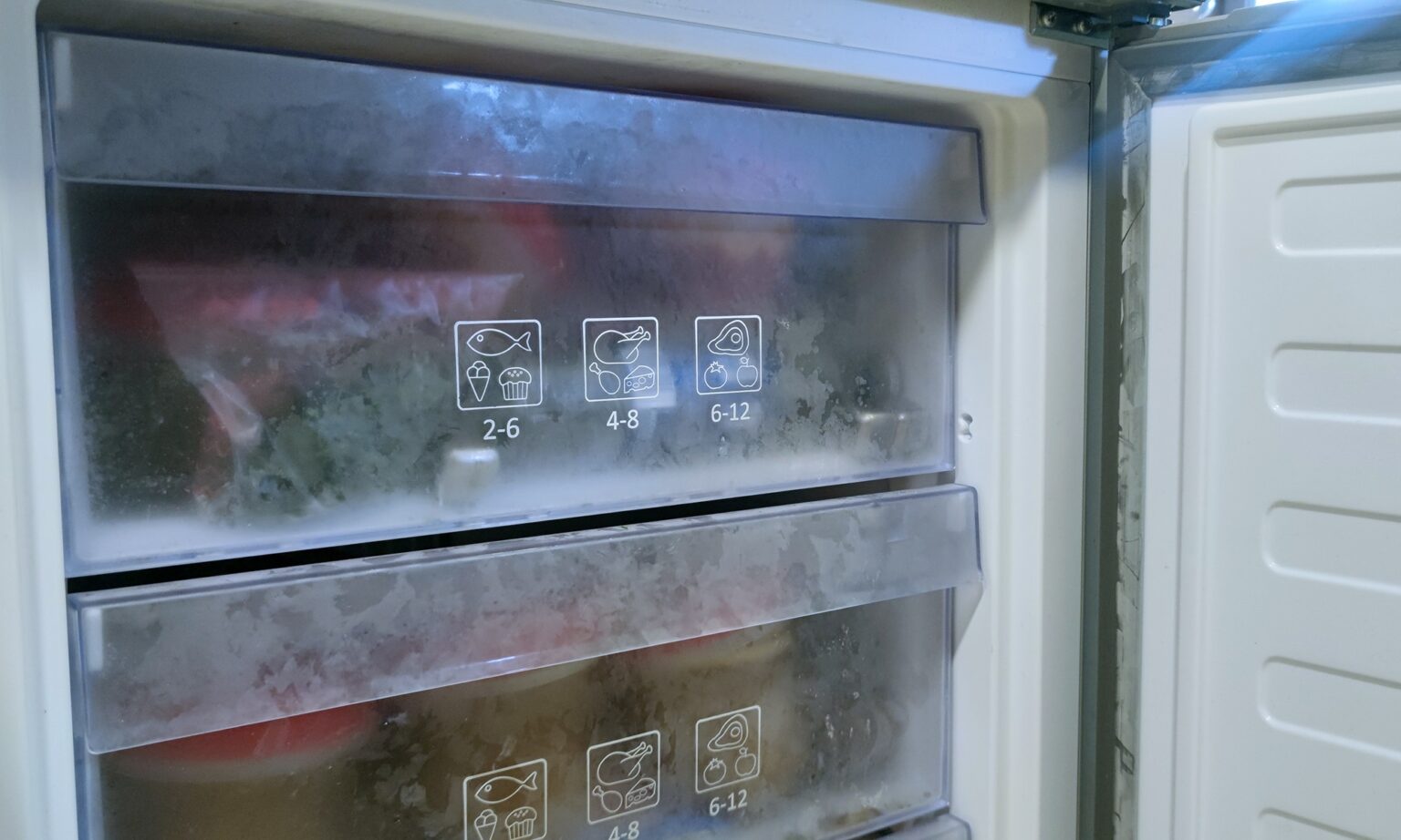 Czy powinnam wymienić moją lodówkę z zamrażarką? szuflady w zamrażarce na ryby, lody, ciasta, mięsa, sery i owoce