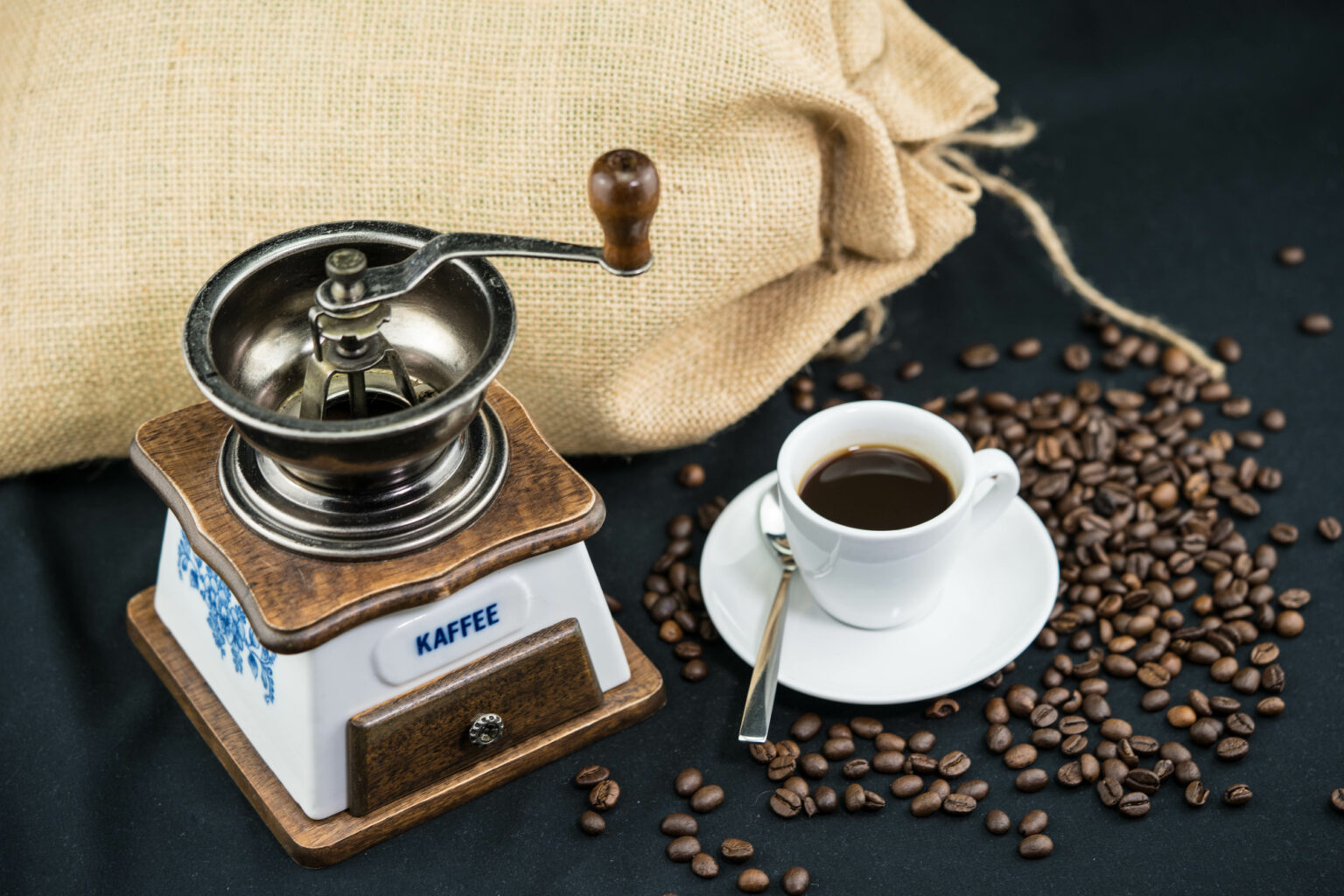 Zostań domowym baristą. Czy młynek do kawy jest ważniejszy, niż ekspres? młynek do kawy ręczny, ekspres przelewowy