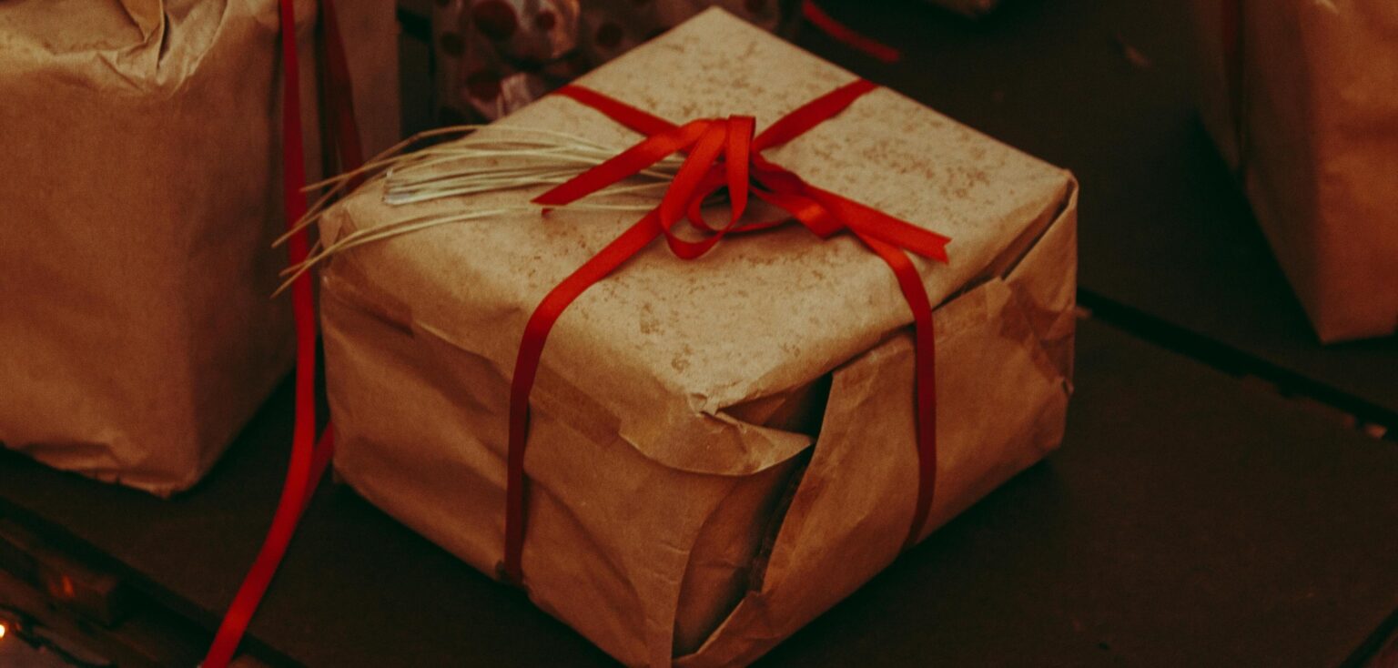 Prezent świąteczny z czerwoną wstążką