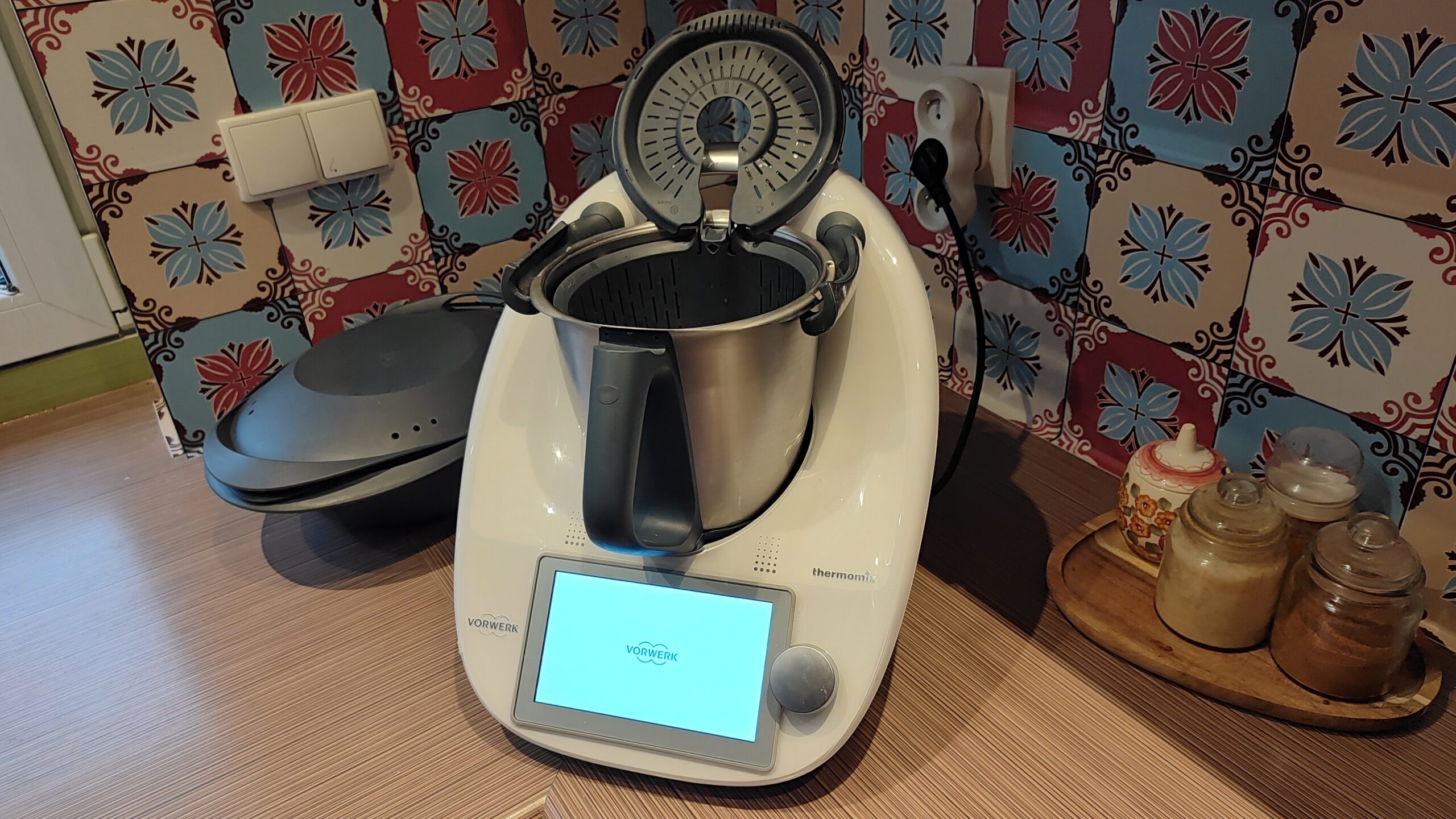Thermomix TM7 – Rewolucja czy przereklamowany gadżet? Sprawdzamy najnowsze informacje Thermomix TM6 z koszykiem w kuchni