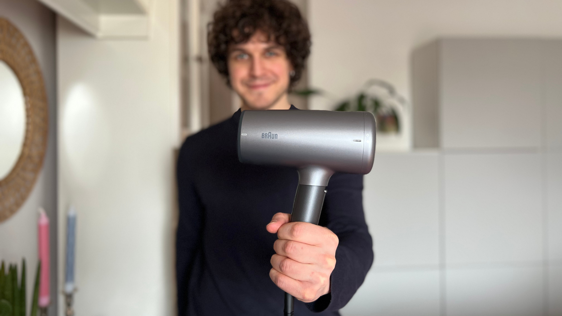 Suszarka do włosów Braun BRHD435E - czy ujarzmi moje niesforne loki? Suszarka Braun bok