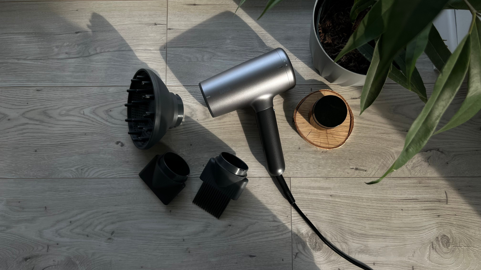 Suszarka do włosów Braun BRHD435E - czy ujarzmi moje niesforne loki? Suszarka do włosów Braun BRHD435E i akcesoria