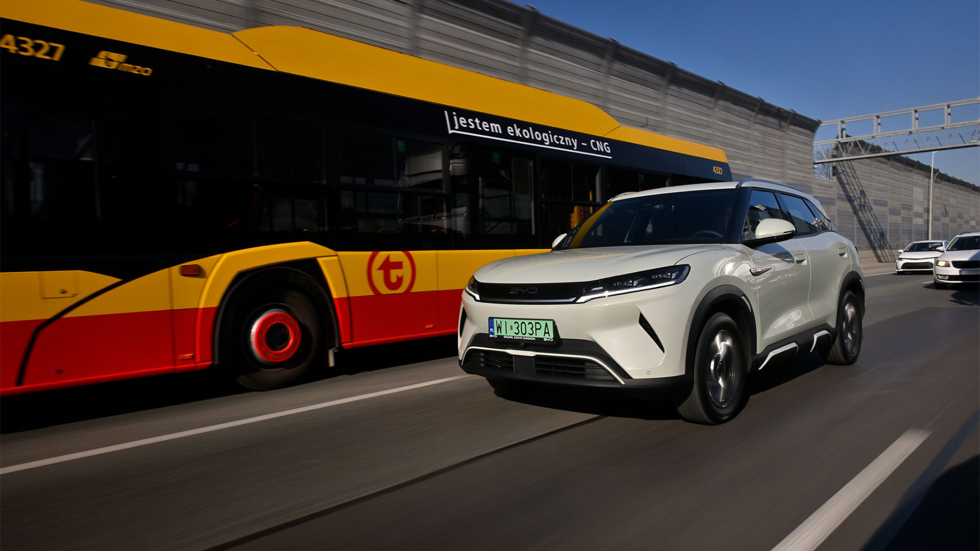 BYD ATTO 2 między pojazdami