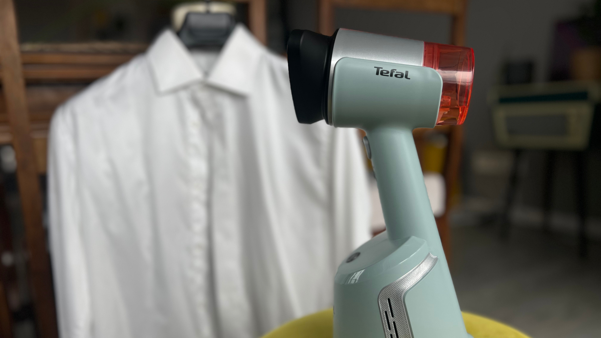 Tefal AeroSteam prasuje koszulę