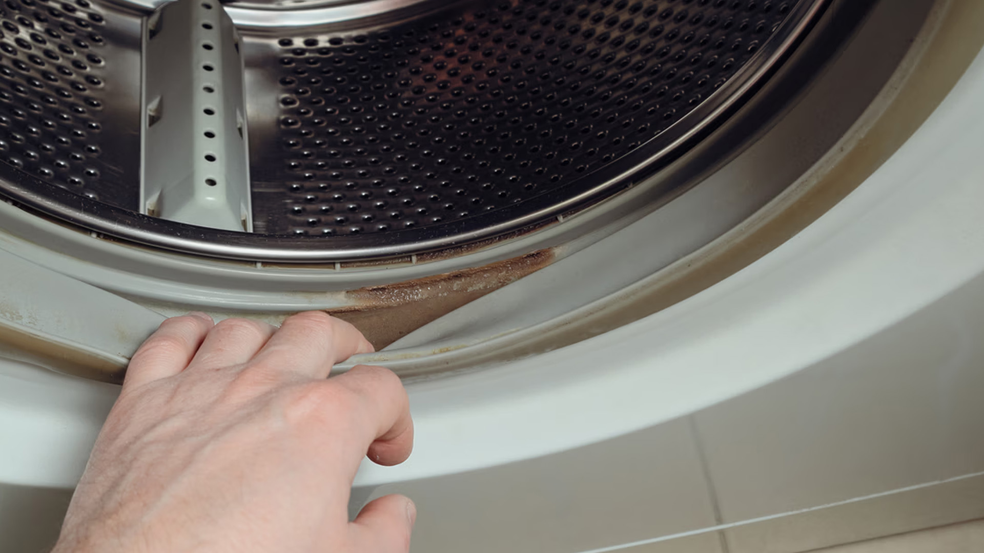 5 trików, jak przedłużyć żywotność pralki i unikać kosztownych napraw Uszkodzona uszczelka w pralce