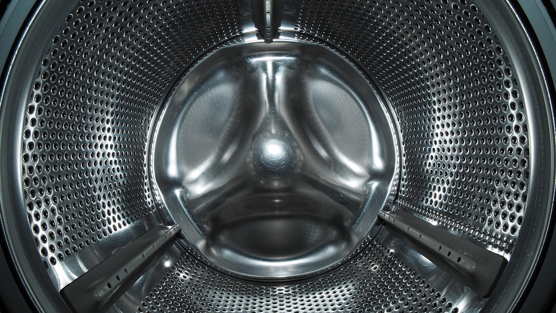 5 trików, jak przedłużyć żywotność pralki i unikać kosztownych napraw Wnętrze bębna pralki