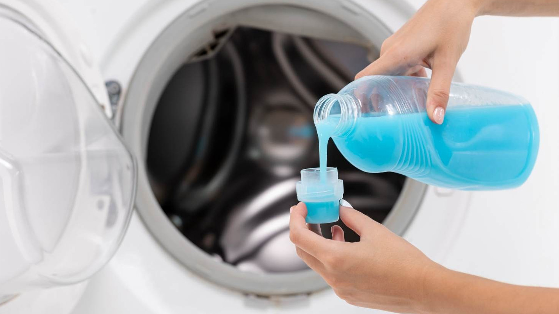 5 trików, jak przedłużyć żywotność pralki i unikać kosztownych napraw Wlewanie płynu do pralki