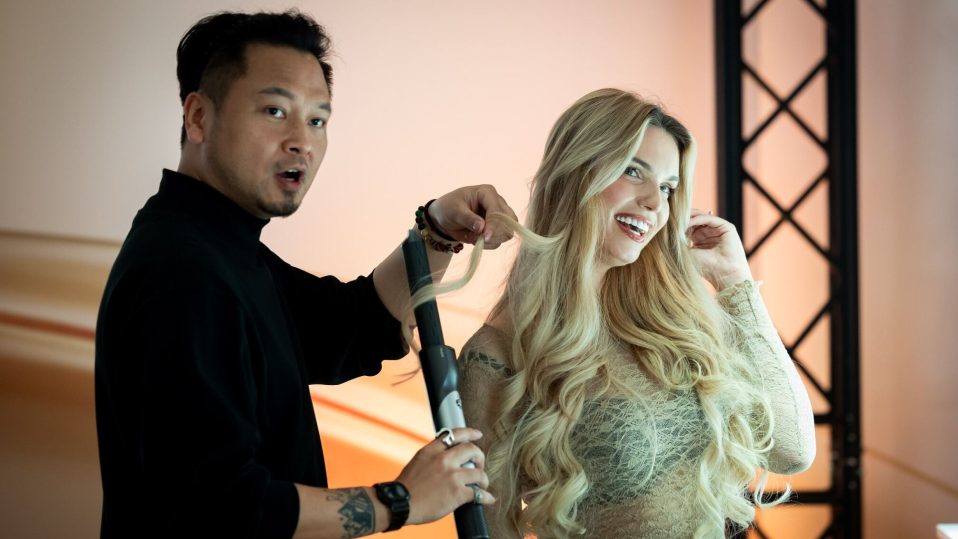 Dom mówi MOVA. Nowa kolekcja właśnie zadebiutowała. Lokówka MOVA w akcji