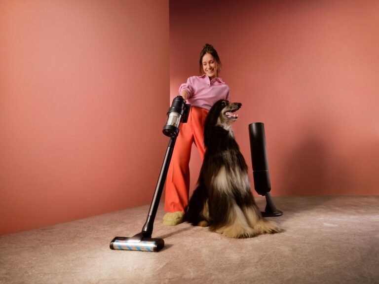 Kobieta z psem korzysta z odkurzacza Samsung Bespoke AI Jet Ultra.