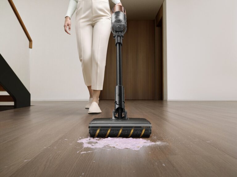 Tanie sprzątanie na Amazon Prime Day! Odkurzacze Dreame kupisz o wiele taniej Kobieta idzie z odkurzaczem Dreame Z20 AquaCycle.