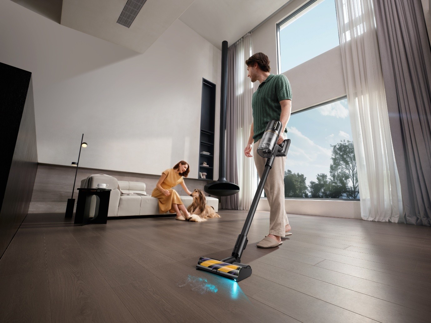 Mężczyzna sprząta pokój korzystając z odkurzacza Dreame Z30 Ultra.