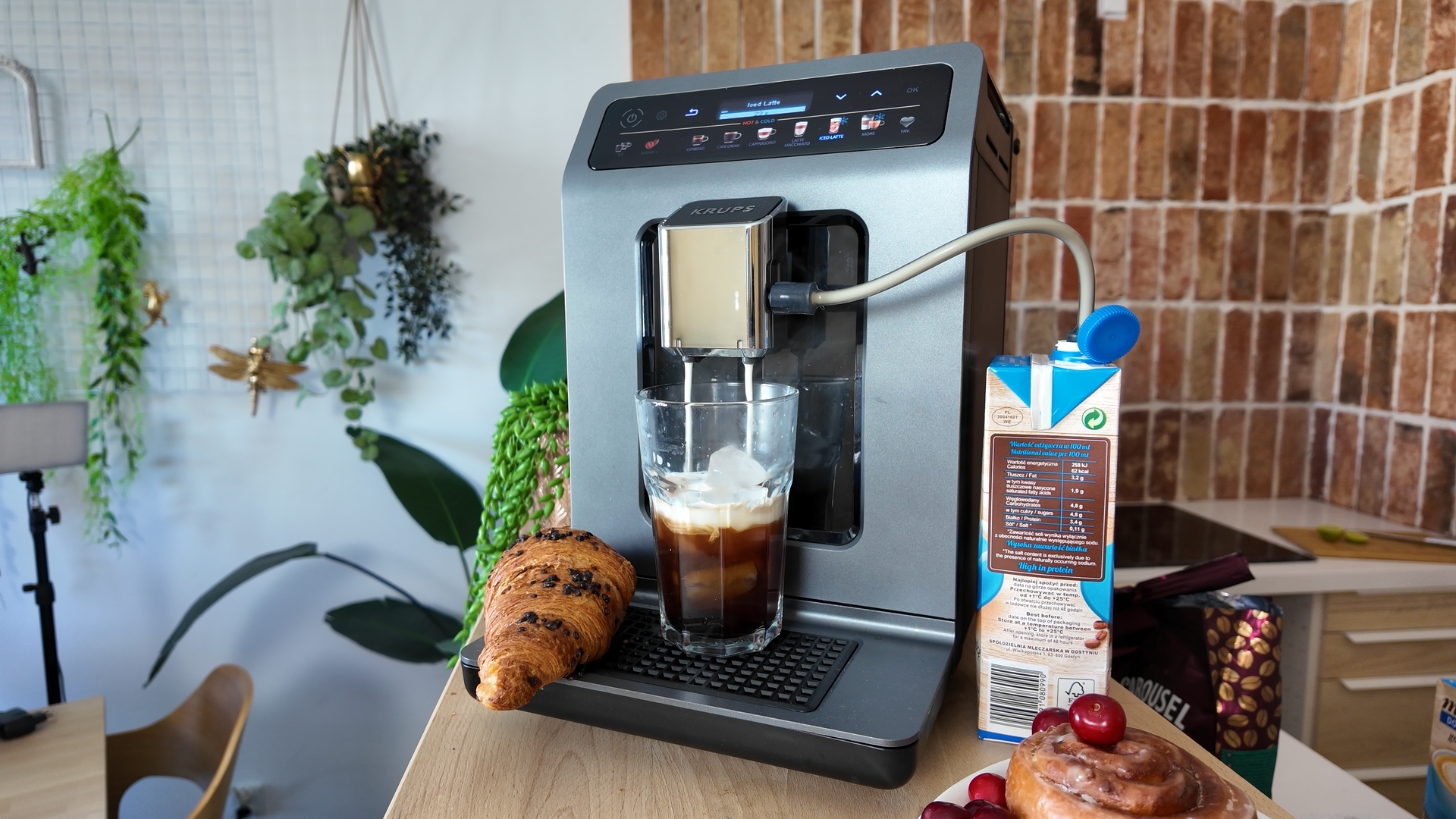 Ten ekspres robi świetne domowe Cold Brew i właśnie sporo potaniał! Ekspres Krups Evidence Hot&Cold spieniający mleko do szklanki z kawą i lodem.