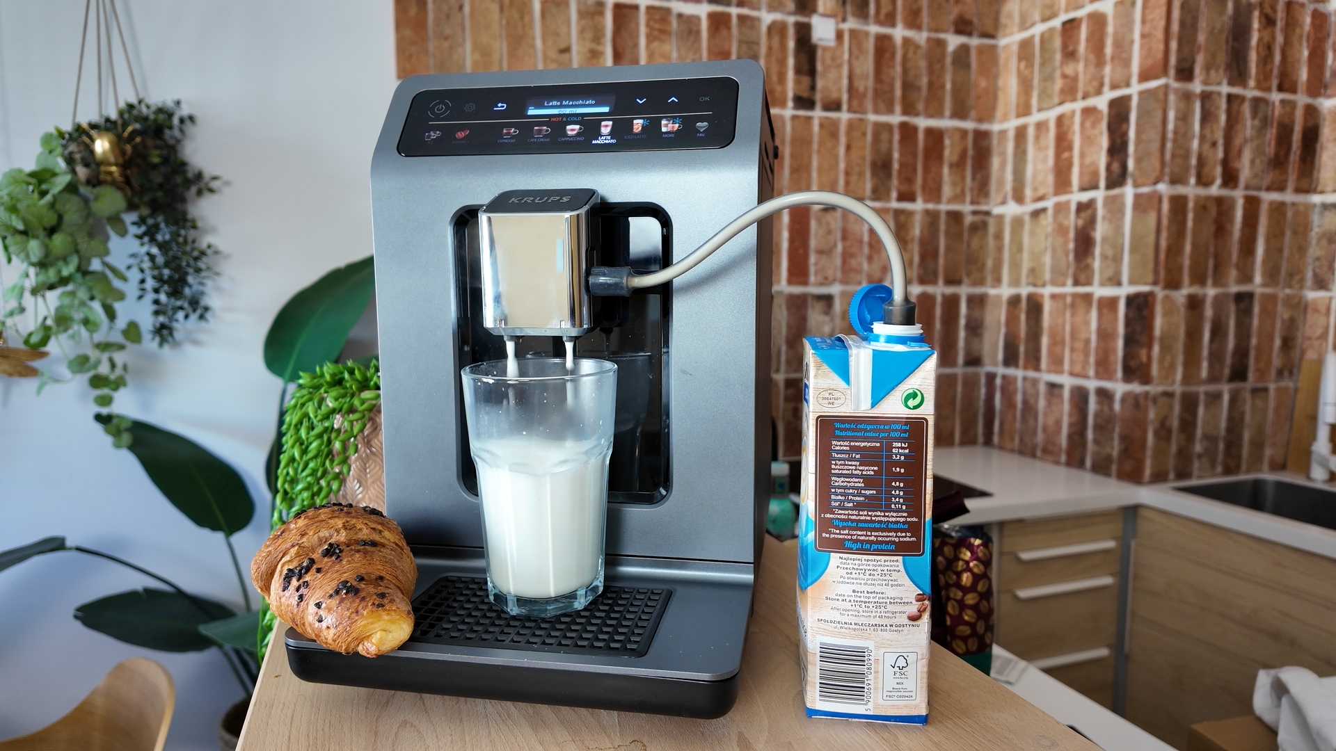 Prawdziwe cold brew z ekspresu? Krups Evidence Hot&Cold ma na to sposób Ekspres Krups Evidence Hot&Cold podczas spieniania mleka.