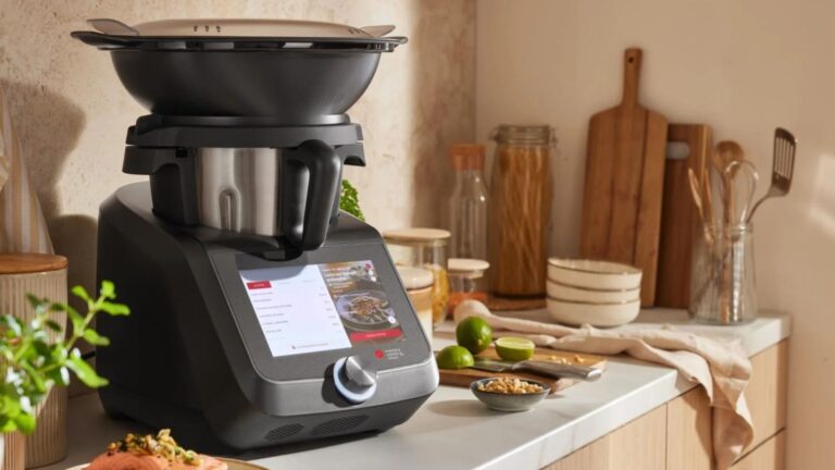 Monsieur Cuisine Smart w kolorze antracytowym stoi na kuchennym blacie.