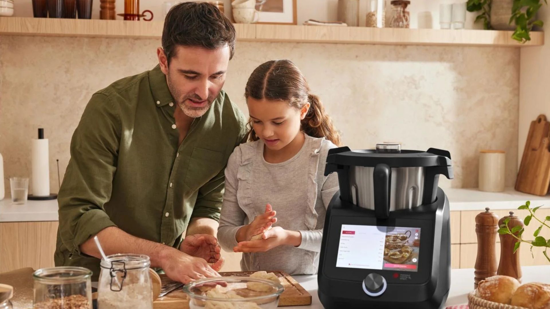 Nadchodzi nowy Lidlomix! Jeśli jeszcze go nie masz, to teraz masz świetną okazję Mężczyzna i dziewczynka w kuchni z Monsieur Cuisine Smart w kolorze antracytowym.