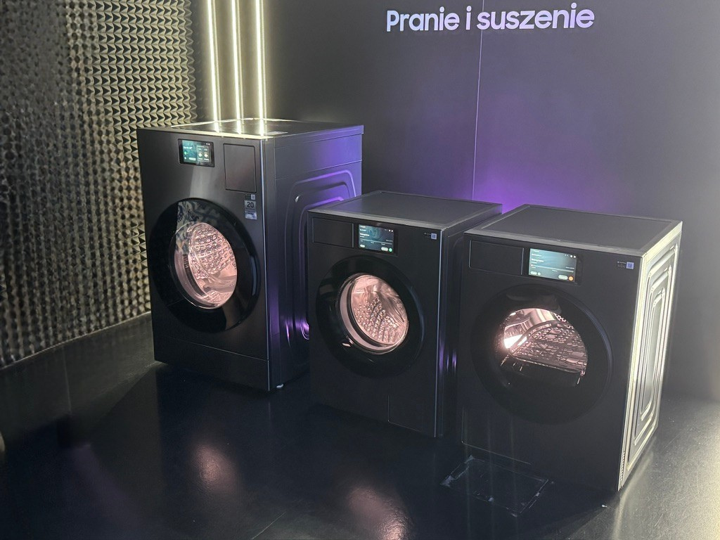 Pralko-suszarka, pralka oraz suszarka Samsung AI Combo postawione pod ścianą.