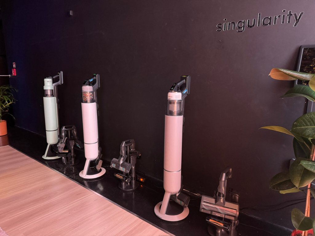 Odkurzacze Samsung Bespoke AI Jet Ultra postawione pod ścianą.