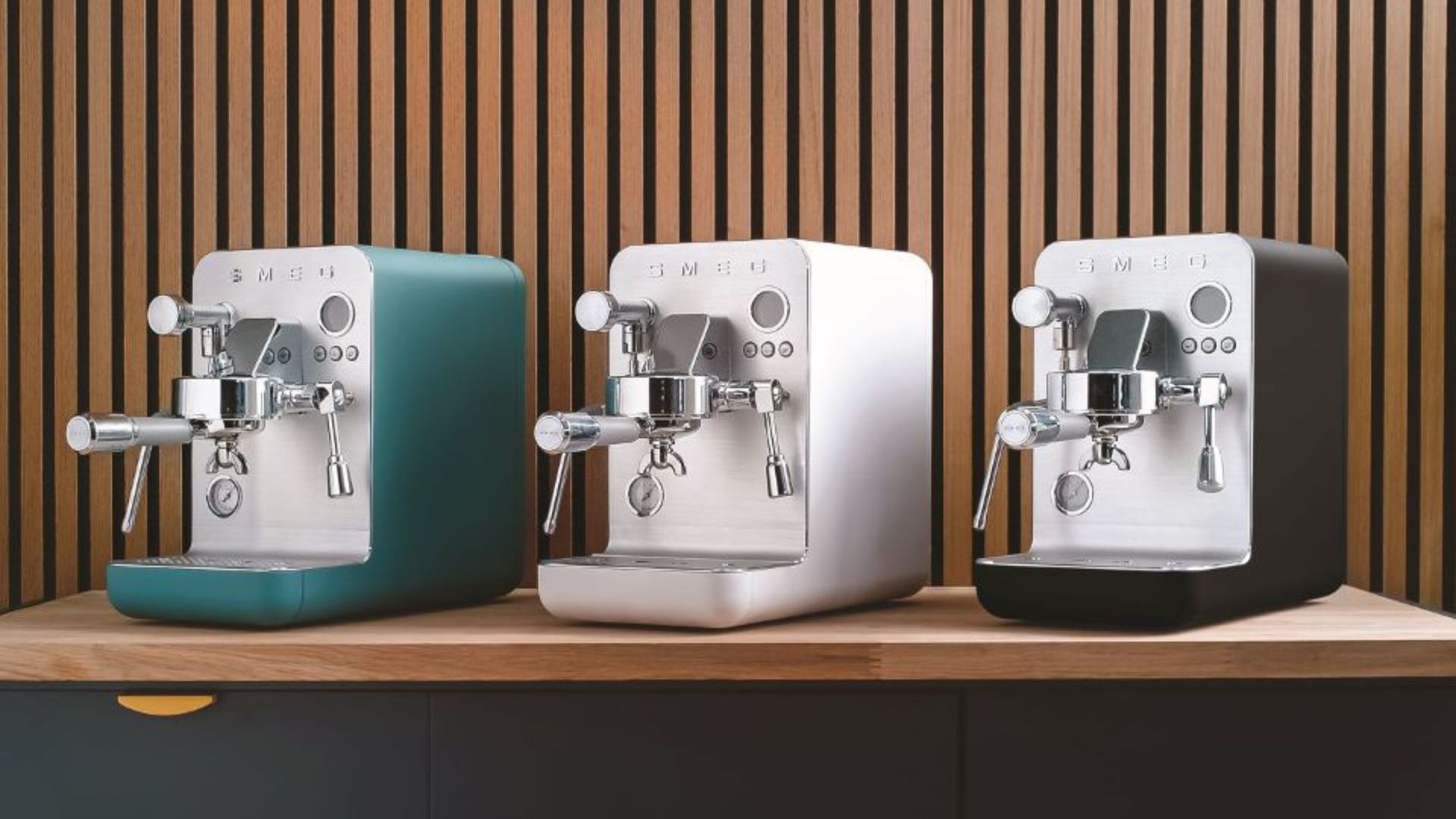 Ekspres Smeg EMC02 w różnych wersjach kolorystycznych.