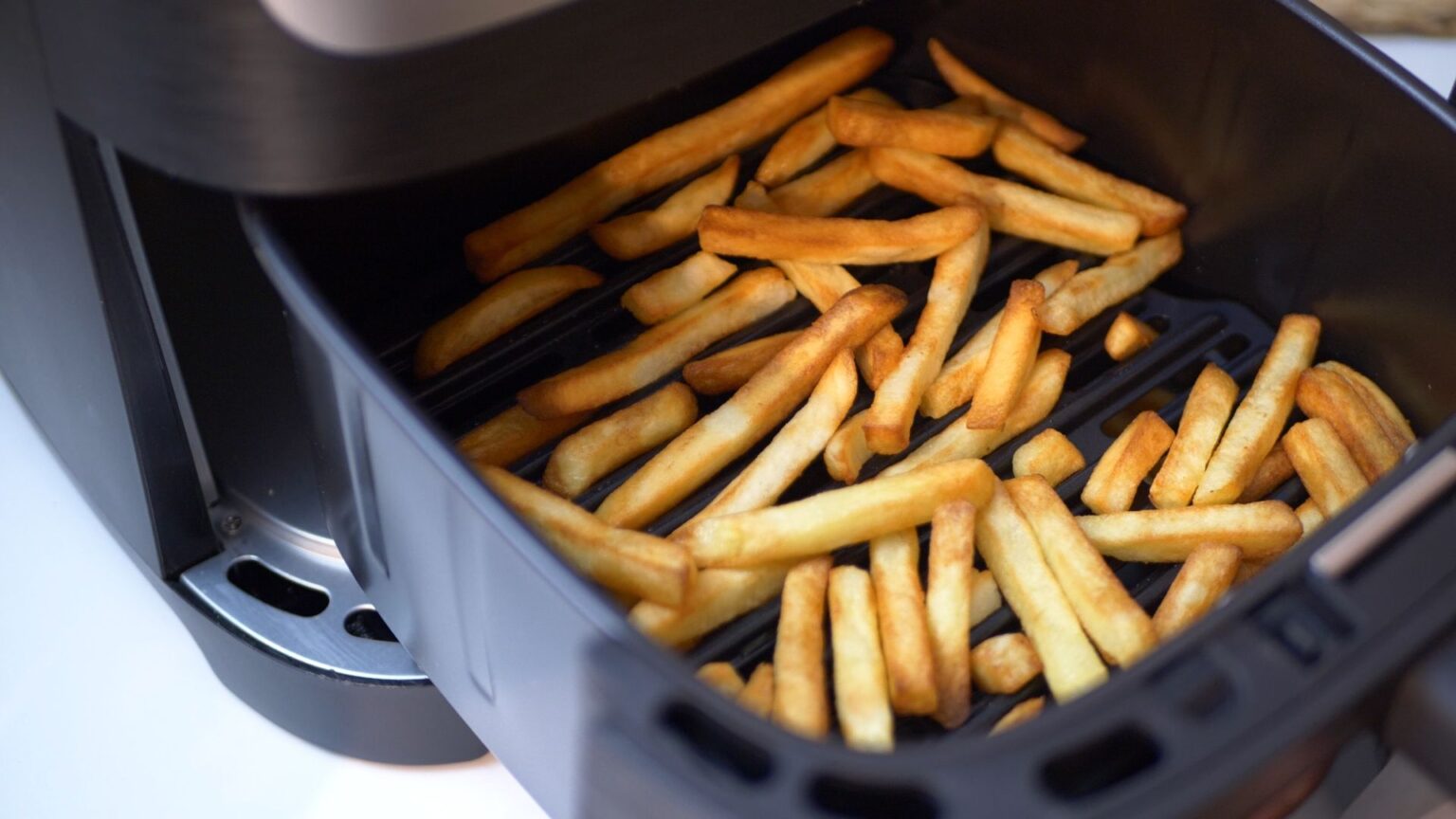 Najnowszy model frytkownicy beztłuszczowej SHF 1800 A2 Silvercrest – co o niej wiadomo? Frytki w frytkownicy Tefal Easy Fry Silence Vision XL