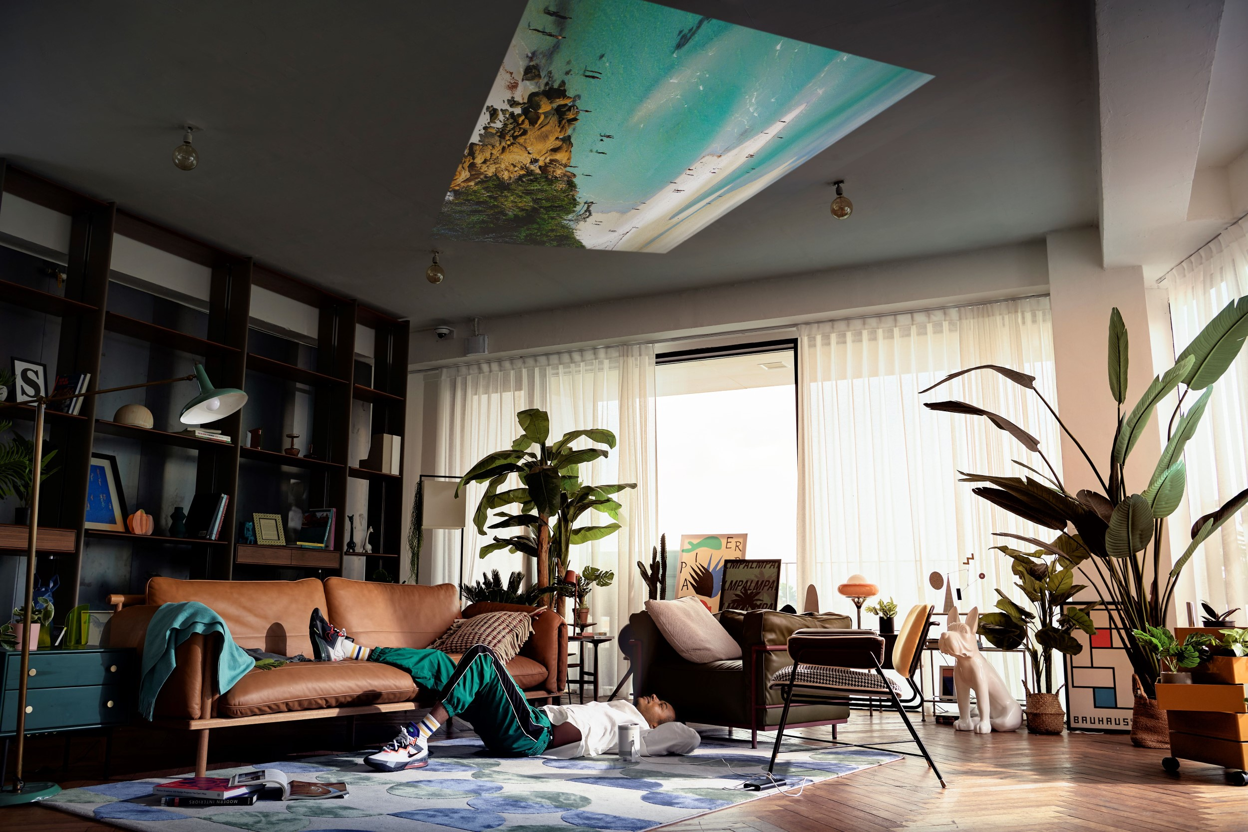 Film pod gwiazdami? Kupując ten projektor Samsunga, dostaniesz praktyczny prezent Projektor The Freestyle Gen. 2 wyświetla obraz na suficie.