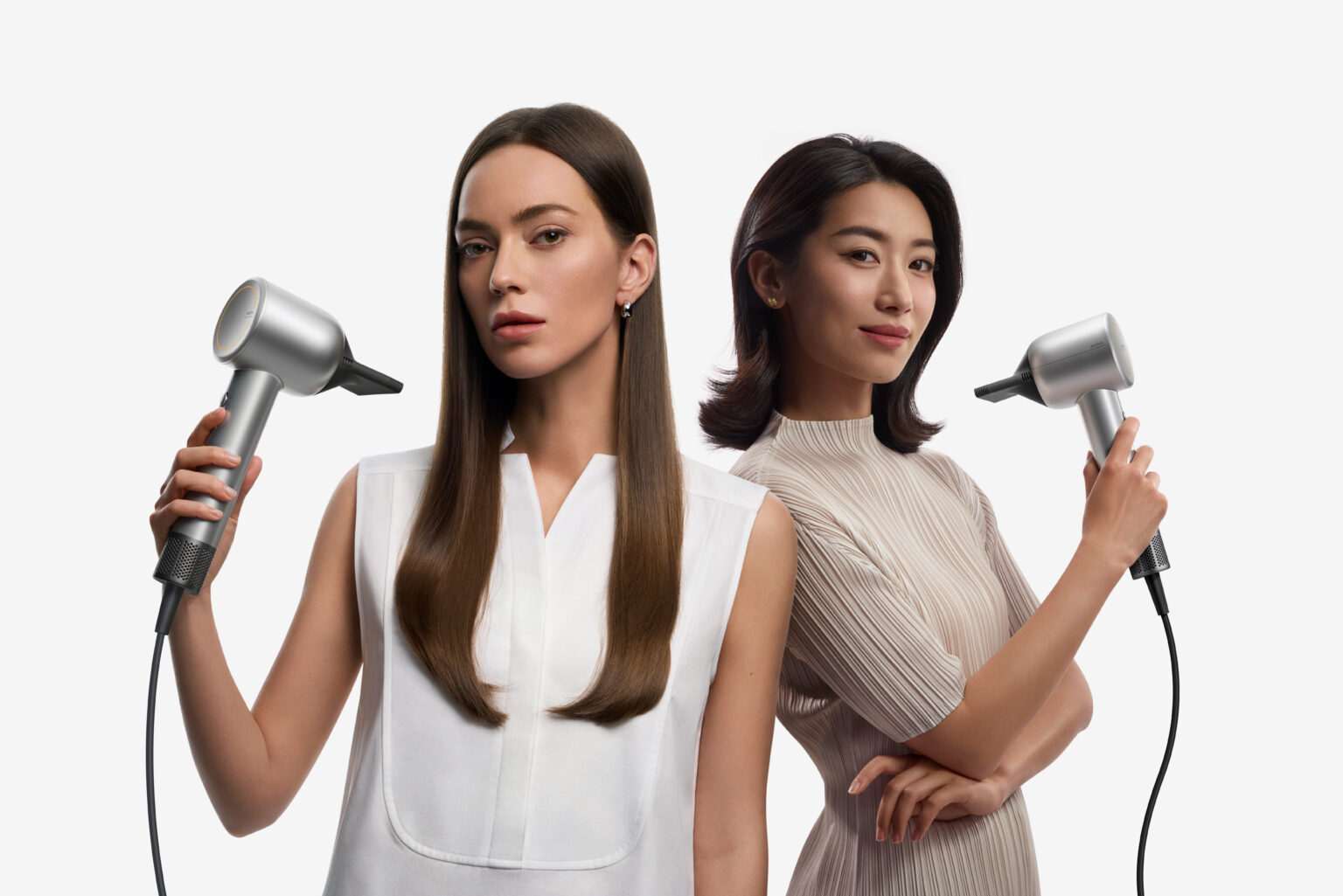 Funkcjonalnie i stylowo? Suszarki MOVA Flip 10 i Shine 10 pokazują, że jest to możliwe Dwie kobiety trzymające suszarki MOVA Flip 10.