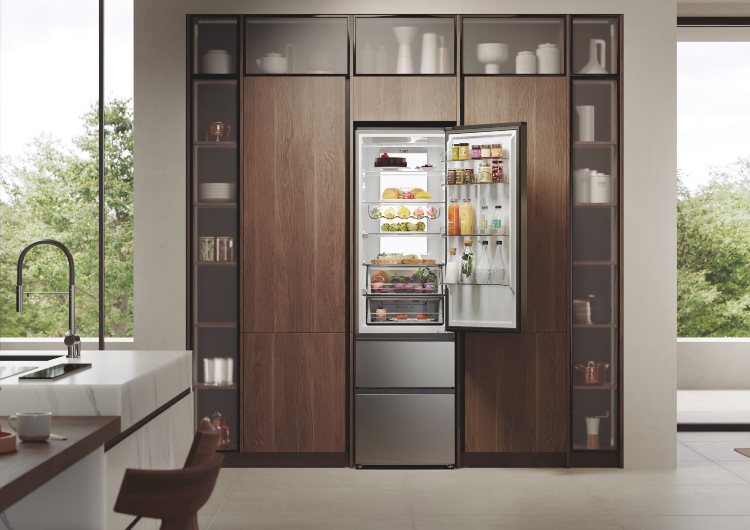 Chłodziarko-zamrażarka Haier 3D 60 serii 7 wbudowana w drewnianą kuchnię.