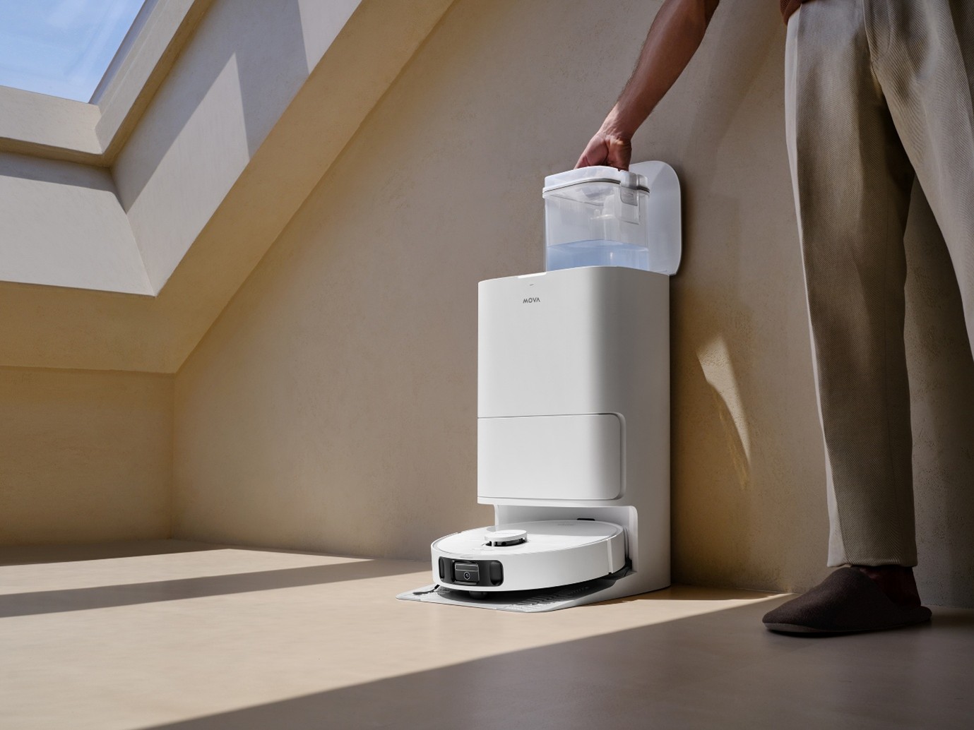 MOVA E40 Ultra w stacji dokującej na poddaszu.