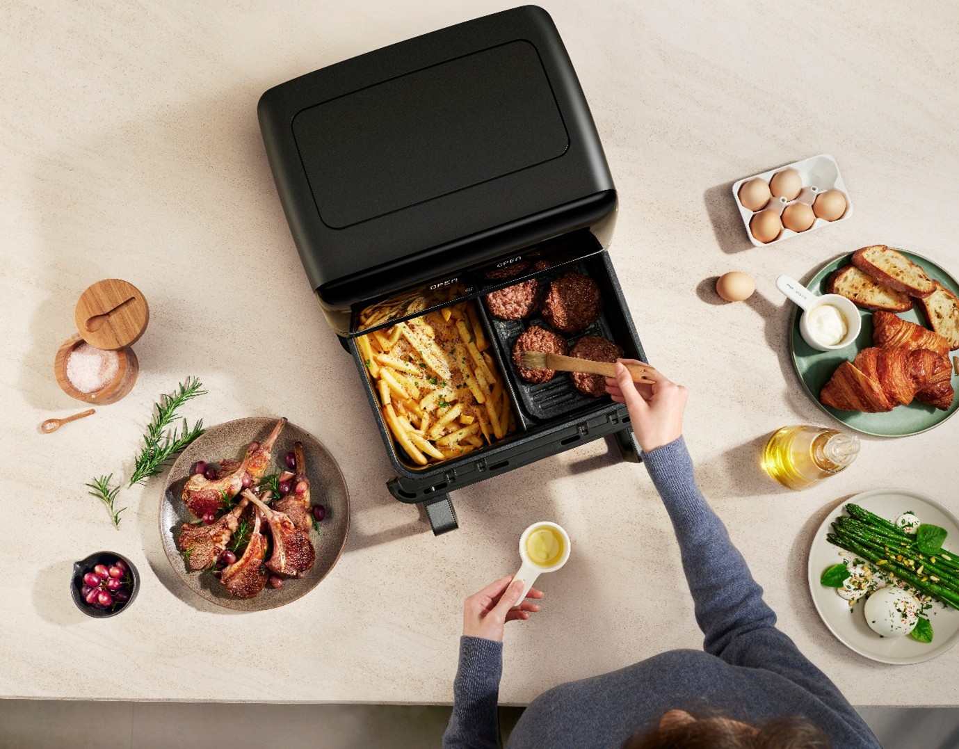 Air fryer MOVA AeroChef FD20 Pro już w sprzedaży! Pomieści tyle, że nie uwierzysz Wyciąganie jedzenia z frytkownicy beztłuszczowej MOVA AeroChef FD20 Pro.