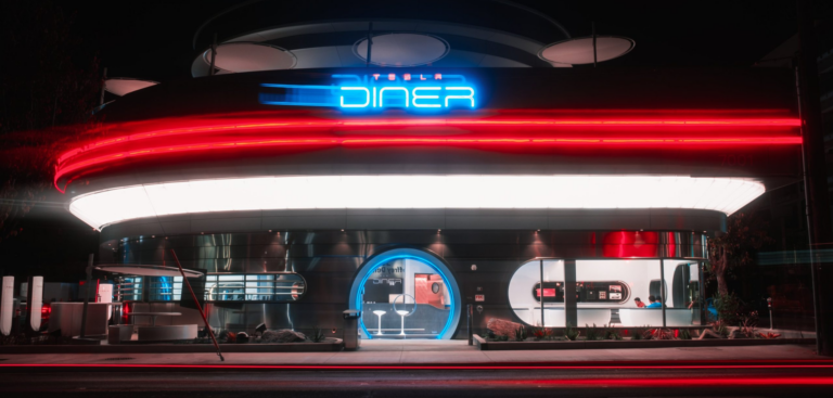 Burgery w Cybertruckach i popcorn z robota? Elon Musk otworzył futurystyczną jadłodajnię z ładowarkami do Tesli Tesla diner z ładowarkami do Tesli