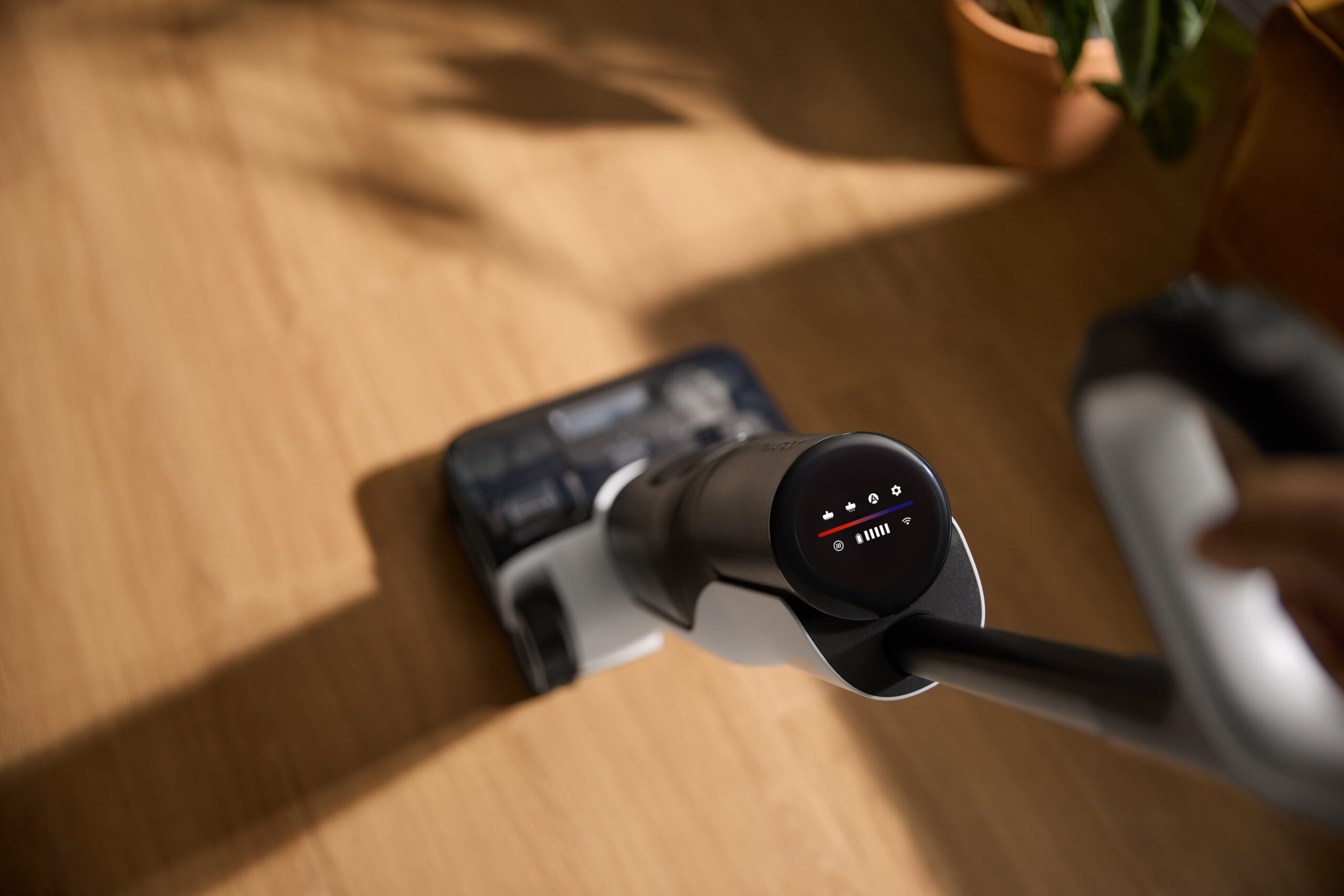 Taka akcja tylko u nas! Roboty Roborock dzięki nam kupisz jeszcze taniej niż inni Odkurzacz Roborock F25 ACE podczas sprzątania.